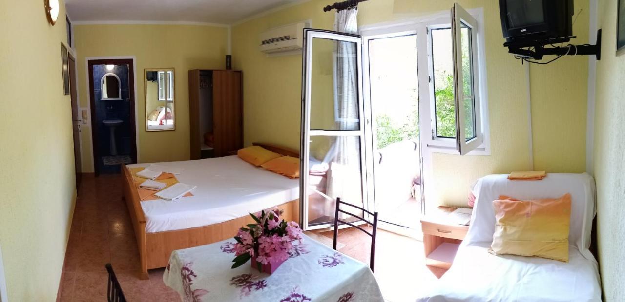 Guesthouse Lautasevic Petrovac Exterior foto